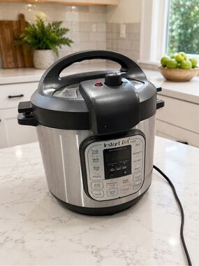 Instant Pot Duo 7-in-1 Electric Pressure Cooker, Stainless Steel, 6 Quart - EUC